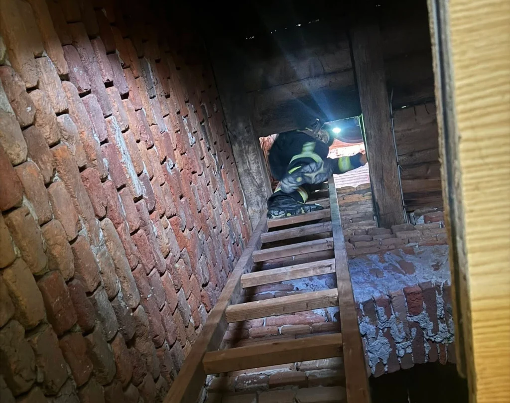 Mačka zaglavljena u potkrovlju crkve