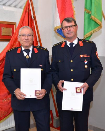 Spomenicu za 50 godina rada u vatrogastvu su primili Branko Hoblaj i Rajko Bogdan